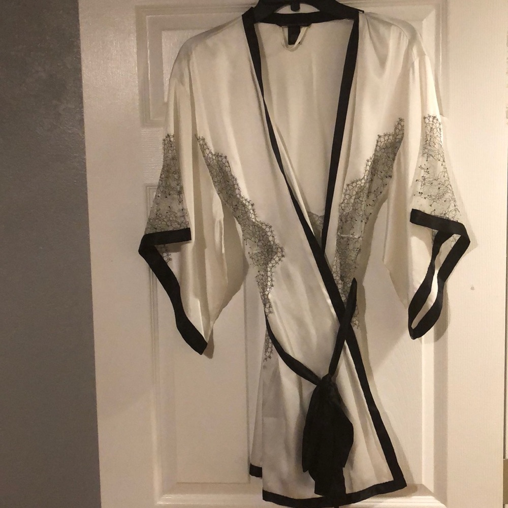 🖤Victoria’s Secret satin & lace lingerie robe 🖤